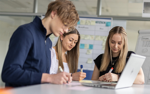 Junge Mitarbeitenden brainstormen gemeinsam | NETZSCH Holding
